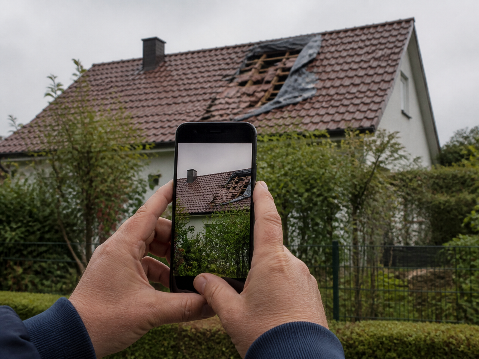 Fotografovanie poškodenej strechy mobilom zo zeme