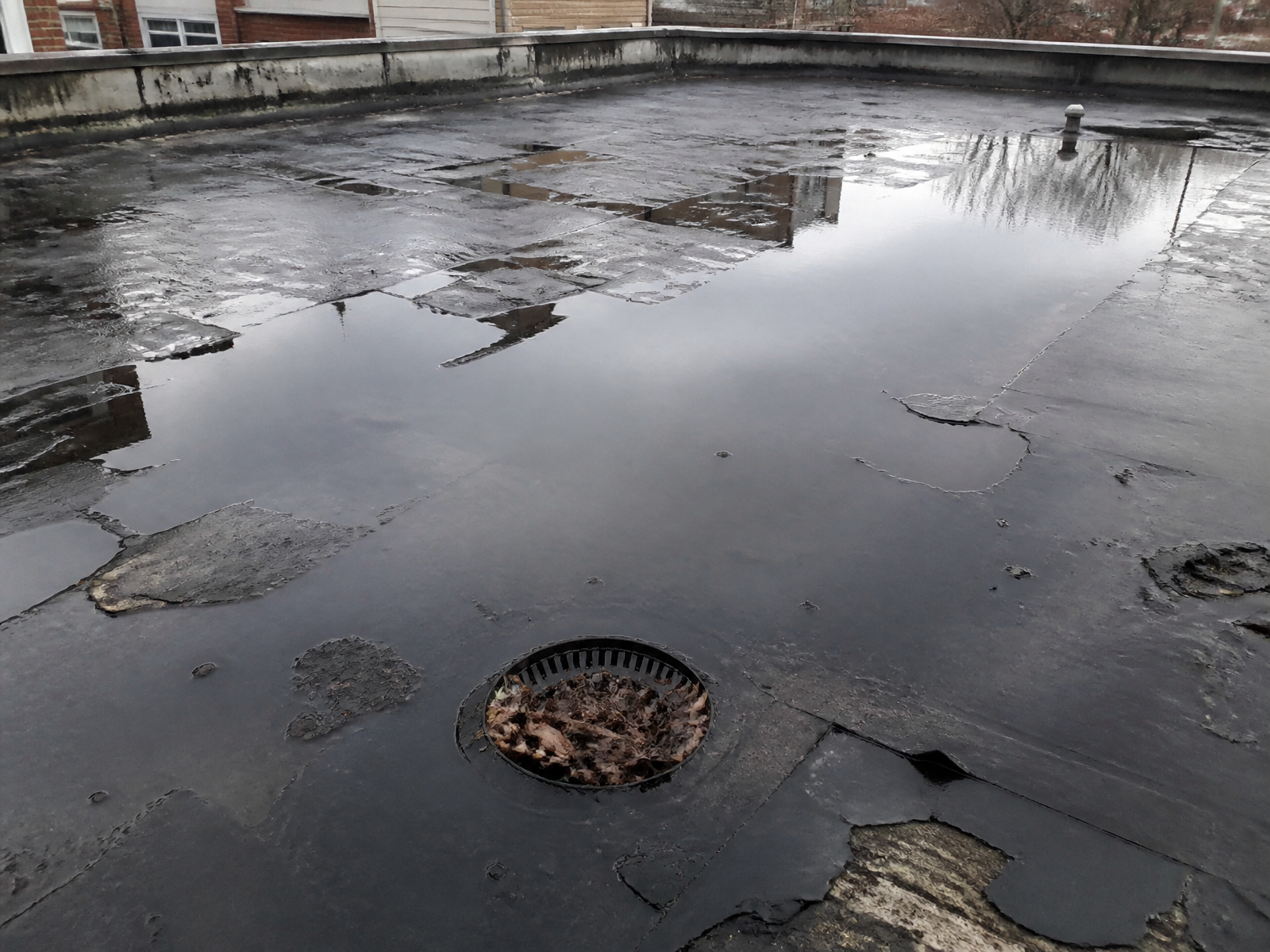 Stojatá voda a poškodená hydroizolácia na plochej streche